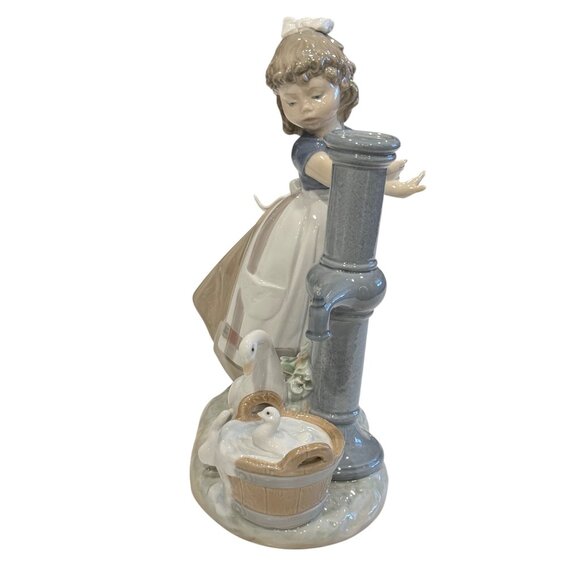 Lladro Figurine Summer on the Farm 5285 Girl at Water Pump with Ducks & Basket - Picture 12 of 16